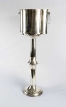 ELEGANTE CHAMPAGNEIRA DUPLA EM METAL ESPESSURADO A PRATA COM SUPORTE DE PÉ. MARCAS DA MANUFATURA SAINT JAMES. COM DIVISÓRIA REMOVÍVEL. EM MUITO BOM ESTADO DE CONSERVAÇÃO. BRASIL, SEC. XX. 83 CM DE ALTURA