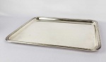 CHRISTOFLE  MODELO PERLES. ELEGANTE TABULEIRO EM METAL ESPESSURADO A PRATA. EM BOM ESTADO DE CONSERVAÇÃO. FRANÇA, 43,5 X 33 CM