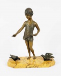 MENINA ALIMENTANDO PÁSSAROS  BELA ESCULTURA EM PETIT BRONZE SOBRE BASE EM MÁRMORE ESTILO E ÉPOCA ART DECO. REPRESENTA FIGURA DE MENINA ALIMENTANDO PÁSSAROS. EUROPA, INICIO DO SEC. XX. 30 CM DE ALTURA