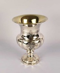 ELEGANTE FLOREIRO EM PRATA DE LEI COM INTERIOR EM VERMEIL. MARCAS DE CONTRASTE DE TEOR 833 E PRATEIRO SP. DECORADO COM  FLORES E RAMAGENS EM RELEVO ENTRE SULCOS. BRASIL, SEC. XX. 20 CM DE ALTURA. 325 G