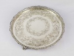 GRANDE SALVA EM PRATA DE LEI. MARCAS DE CONTRASTE 833 E PRATEIRO SP. GALERIA VAZADA E PLANO GUILLOCHADO COM LINDAS ROCAILLES. ASSENTE SOBRE TRÊS PÉS. 34 CM DE DIAMETRO. 985 G