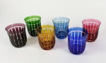 STRAUSS  CONJUNTO COM SEIS LINDOS COPOS EM CRISTAL COLORIDO  PARA WISKY. CORPO LAPIDADO EM CANELURAS. MARCAS DA MANUFATURA ACIDADAS SOB A BASE. SEC. XX. 10 X 9 CM (UM DELES COM INSIGNIFICANTE BICADO NA BORDA)