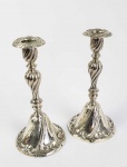 CASTIÇAIS DE SAIA  FORMIDÁVEL PAR DE CASTIÇAIS DE SAIA EM PRATA DE LEI. ESTILO DOM JOSÉ I. BASE CAMPANULAR COM SUAVE TORCEIL. FUSTE SEGUE A MESMA INSPIRAÇÃO. BOBECHE COM BELOS ARREMATES RELEVADOS. BRASIL, SEC. XVIII/XIX. 21 CM DE ALTURA