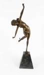 A ENCANTADORA DE SERPENTES  LINDA ESCULTURA EM BRONZE COM BASE EM MARMORE NERO PORTORO DE FEITIO PIRAMIDAL. REPRESENTA DANÇARINA DESNUDA COM SERPENDE ENRODILHADA EM SUA PERNA, EUROPA, DEC. 1920. 51 CM DE ALTURA