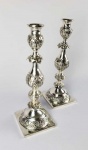 RUSSIA IMPERIAL - RITUALISTICA JUDAICA -   PAR DE GRANDES CASTIÇAIS DE SHABAT EM PRATA DE LEI COM MARCAS PARA CIDADE DE SÃO PETESBURGO  E DO ENSAIADOR JOSEF SOANSKOWSKI NO ANO DE 1879. A EXECUÇÃO É EM ESTILO NACIONAL RUSSO. FUSTE EM BALAUSTRE. RÚSSIA, 1879. 31,5 CM DE ALTURANOTA: Desde tempos imemoriais, o povo judeu cumprimentou o Shabat cumprindo a mitzvá de acender velas na sexta-feira à noite. Este momento, quando o Shabat começa, traz paz, tranquilidade, luz e santidade ao lar judeu. Até hoje os castiçais do Shabat são um item sagrado e um símbolo importante das tradições da casa judaica.
