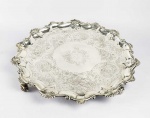 PRATA INGLESA REINADO GEORGE III  - PERTENCEU A JAMES PAGET O PAI DA CIENCIA DA PATOLOGIA. MAGNIFICENTE SALVA DE APARATO EM PRATA DE LEI COM MARCAS DA CIDADE DE LONDRES, PRATEIROS JOHN CROUCH & THOMAS HANNAN E LETRA DATA 1771. ESTA LINDA SALVA GEORGIANA DE TÃO GRANDE DIMENSÃO FALA POR SI QUANTO A SUA IMPONÊNCIA E QUALIDADE DE EXECUÇÃO. FEITIO RECORTADO COM ARREMATES NA BORDA DITOS SHELL PLANO TEM RICO CINZELADO E RESERVA COM ESCUDELA SOB TIMBRE ARMORIAL DE LEÃO SOBRE CORONEL DE CAVALEIRO. QUATRO GRANDES PÉS SUSTENTAM A SALVA. PERTENCEU A JAMES PAGET (1814-1899), CIRGURGIÃO E FISIOLOGISTA QUE É O FUNDADOR DA CIÊNCIA DA PATOLOGIA E AMIGO PESSOAL DE CHARLES DARWIN TAMBÉM FOI CIRURGIÃO EXTRAORDINÁRIO DA RAINHA VITÓRIA E CIRRUGIÃO ORDINÁRIO DO PRINCIPE DE GALES. PAGET ERA O PAI DE SIR JOHN PAGET (2º BARONETE); O REV. DR. FRANCIS PAGET , LORD BISPO DE OXFORD ; O REV. DR. LUKE PAGET , LORD  BISPO DE CHESTER ; E STEPHEN PAGET , UM CIRURGIÃO INGLÊS QUE DESENVOLVEU A TEORIA DA METÁSTASE "SEMENTE E SOLO".  HÁ NO CENTRO DA ESCUDELA UMA DEDICATÓRIA PARA PAGET. APESAR DA SALVA SER DO SEC. XVIII FOI PRESENTEADA A ELE EM 1856. VEJA NAS FOTOS  EXTRAS DESSE LOTE UMA FOTO DE JAMES PAGET. INGLATERRA, 1771. 46 CM DE DIAMETRO. 2110 GNOTA: James Paget nasceu em Great Yarmouth , Inglaterra , em 11 de janeiro de 1814, filho de Samuel Paget, um cervejeiro e armador, e sua esposa, Sarah Elizabeth Tolver.  Ele pertencia a uma grande família, e seu irmão, Sir George Edward Paget (1809-1892), que se tornou Professor Regius de Física na Universidade de Cambridge em 1872. James frequentou uma escola diurna em Yarmouth e depois foi destinado à marinha; mas este plano foi abandonado, e aos 16 anos ele foi aprendiz de um clínico geral, para quem serviu por quatro anos e meio, durante os quais dedicou suas horas de lazer à botânica , e fez uma grande coleção da flora de East Norfolk . No final de seu aprendizado, ele publicou com um de seus irmãos um muito cuidadoso Esboço da História Natural de Yarmouth e sua vizinhança . Em outubro de 1834, ingressou como aluno no St Bartholomew's Hospital , em Londres. Aqui ele criou um jornal de medicina. Os estudantes de medicina daquela época eram deixados muito sozinhos; não havia supervisão de seu trabalho, mas Paget provavelmente ganhou, em vez de perder, por ter que lutar do seu próprio jeito. Ele ganhou prêmios em 1835 e novamente em 1836; em sua primeira sessão de inverno, ele descobriu o patógeno da triquinose , uma doença parasitária causada pela Trichinella spiralis , uma minúscula lombriga que infesta os músculos do corpo humano, e que geralmente é adquirido pela ingestão de carne de porco infectada. Em maio de 1836, ele passou no exame no Royal College of Surgeons e se qualificou para a prática. Os sete anos seguintes (1836-1843) foram passados em alojamentos em Londres e foram uma época de pobreza, pois ele ganhava apenas 15 libras por ano com a prática, e seu pai, tendo falido nos negócios, não pôde ajudá-lo. Conseguiu se manter escrevendo para as revistas médicas e preparando os catálogos do museu do hospital e o museu patológico do Royal College of Surgeons. Em 1836, foi nomeado curador do museu do hospital e, em 1838, demonstrador de anatomia mórbidano hospital, mas sua ascensão ali foi prejudicada pelos privilégios dos aprendizes do hospital e porque ele era pobre demais para pagar uma cirurgia doméstica, ou mesmo uma costureira. Em 1841, foi nomeado cirurgião do Finsbury Dispensary , mas esta nomeação não lhe deu nenhuma experiência nas operações cirúrgicas mais graves. Ele foi nomeado professor de anatomia geral (anatomia microscópica) e fisiologia no hospital em 1843, e diretor do colégio do hospital então fundado. Pelos próximos oito anos, ele morou dentro dos muros do hospital, a cargo de cerca de 30 alunos residentes no pequeno colégio. Além de suas palestras e sua superintendência dos alunos residentes, ele tinha que inserir todos os novos alunos, aconselhá-los sobre como trabalhar e administrar as finanças e os assuntos gerais da escola. Assim, ele estava constantemente ocupado com os negócios da escola e muitas vezes passava uma semana, ou mais, sem sair dos portões do hospital. Em 1844, ele se casou com Lydia North (falecido em 1895), filha mais nova do Rev. Henry North. Em 1847, foi nomeado cirurgião-assistente do hospital e professor de Arris e Gale no Royal College of Surgeons. Ele ocupou esta cátedra por seis anos e a cada ano deu seis palestras em patologia cirúrgica . A primeira edição dessas palestras, que foram o principal trabalho científico de sua vida, foi publicada em 1853 como Lectures on Surgical Pathology . Ele foi eleito membro da Royal Society em 1851. Em outubro de 1851, ele renunciou à administração do hospital. Ele agora se tornara conhecido como um grande fisiologista e patologista; ele tinha feito pela patologia na Inglaterra o que Rudolf Virchow tinha feito na Alemanha, mas mal havia começado a entrar em prática e se mantinha pobre para poder pagar sua parte nas dívidas do pai, tarefa que levou 14 anos para cumprir. Paget era o pai de Sir John Paget (2º Baronete); o Rev. Dr. Francis Paget , Lord Bishop de Oxford ; o Rev. Dr. Luke Paget , Senhor Bispo de Chester ; e Stephen Paget , um cirurgião inglês que primeiro propôs a teoria da metástase "semente e solo" . Paget era amigo de Charles Darwin e Thomas Henry Huxley . Ele era um cristão comprometido e afirmava que não havia conflito entre religião e ciência. Ele foi eleito membro da American Philosophical Society em 1854. Nenhum cirurgião famoso, nem mesmo John Hunter (1728-1793), provavelmente fundou sua prática mais profundamente na ciência do que Paget, ou esperou mais tempo para que seu trabalho voltasse para ele.  Em fisiologia, ele dominou a principal literatura inglesa, francesa, alemã, holandesa e italiana do assunto, e por estudo incessante e trabalho de microscópio se nivelou com o conhecimento mais avançado de seu tempo, de modo que foi dito dele por Robert Owen, em 1851, que teve a opção de ser o primeiro fisiologista da Europa, ou de ter o primeiro consultório cirúrgico em Londres, com um baronete. Suas palestras fisiológicas no Hospital São Bartolomeu foram a principal causa do aumento da fortuna de sua escola, que em 1843 havia declinado. Seu trabalho em patologia foi ainda mais importante. Ele ocupou o lugar na patologia deixado vazio pela morte de Hunter em 1793; esse foi o tempo de transição do ensino de Hunter, que por toda a sua grandeza foi prejudicado pela falta do microscópio moderno, para a patologia e bacteriologia dos dias atuais. A maior conquista de Paget foi tornar a patologia dependente, em tudo, do uso do microscópio, principalmente a patologia dos tumores . Ele e Virchow podem realmente ser chamados de fundadores da patologia moderna; eles estão juntos, as Lectures on Surgical Pathology de Paget e a Cellulär-Pathologie de Virchow . Quando Paget, em 1851, começou a praticar perto da Praça Cavendish , ainda teve que esperar mais alguns anos pelo sucesso na vida profissional. A virada da maré veio por volta de 1854 ou 1855; e em 1858 foi nomeado cirurgião extraordinário da Rainha Vitória , e em 1863 cirurgião ordinário de Albert Edward, Príncipe de Gales. Ele teve por muitos anos a maior e mais árdua clínica cirúrgica de Londres. Seu dia de trabalho raramente era inferior a 16 ou 17 horas. Os casos enviados a ele para julgamento final, com frequência especial, foram os de tumores e de todos os tipos de doenças dos ossos e articulações, e todos os casos neuróticos com sintomas de doença cirúrgica. Sua supremacia residia mais na ciência do que na arte da cirurgia, mas seu nome também está associado a certos grandes avanços práticos. Ele descobriu a doença de Paget da mama e a doença de Paget dos ossos ( osteíte deformante ), que leva o seu nome; ele foi o primeiro a solicitar a remoção do tumor, em vez da amputação do membro, nos casos de sarcoma mieloide . Em 1869 foi eleito presidente da Sociedade Clínica de Londres  Em 1870, ele foi eleito membro estrangeiro da Real Academia de Ciências da Suécia . Em 1871, ele quase morreu de infecção em um exame post mortem e, para aliviar o peso de seu trabalho, foi obrigado a renunciar a seu cirurgião para o hospital. Nesse mesmo ano, ele recebeu a honra do baronato de Harewood Place no condado de Middlesex . 6 Ele recebeu um grau honorário da Universidade de Cambridge em 1874. 7 Em 1875, ele foi presidente do Royal College of Surgeons, e fez a oração Hunterian em 1877. Também em 1875, ele foi eleito presidente do a Sociedade Médica e Cirúrgica de Londres. Em 1878, ele desistiu de operar, mas por mais oito ou dez anos, ele ainda tinha uma prática de consultoria muito pesada. Em 1880, ele deu, em Cambridge, um discurso memorável sobre Patologia Elemental, estabelecendo a semelhança de certas doenças das plantas e árvores com as do corpo humano. No ano seguinte, ele foi presidente do Congresso Médico Internacional realizado em Londres. Em 1887 foi eleito presidente da Pathological Society of London. Além de escritos mais curtos, ele também publicou Clinical Lectures and Essays (1ª ed. 1875) e Studies of Old Case-books (1891). Em 1883, com a morte de Sir George Jessel , foi nomeado vice-reitor da Universidade de Londres . Em 1889, foi nomeado membro da Comissão Real de Vacinação. Em maio de 1886, ele tratou Edward Crowley, pai de Aleister Crowley, de câncer na língua. Uma operação foi aconselhada, mas Crowley recusou e morreu no ano seguinte. Ele morreu em casa, 5 Park Square West em Regent's Park , Londres, em 30 de dezembro de 1899, aos 85 anos. As Memórias e Cartas de Sir James Paget , editadas por Stephen Paget, foram publicadas em 1901.  Sir James Paget tinha o dom da eloqüência e foi um dos oradores mais cuidadosos e encantadores de seu tempo. Ele tinha um prazer natural e não afetado pela sociedade e adorava música. Ele possuía o raro dom da habilidade de passar rapidamente do trabalho para o lazer, aproveitando suas férias como um colegial, facilmente caído no riso, ansioso para obter o máximo de felicidade com diversões muito comuns, emocional apesar do autocontrole incessante, e vigoroso, apesar do excesso de trabalho constante. Nele, certa alegria alegre era combinada com a maior reserva, fé religiosa infalível e a mais escrupulosa honra. Ele foi toda a sua vida profundamente indiferente à política, tanto nacional quanto médica; seu ideal era a unidade da ciência e da prática na vida profissional. A reputação de Sir James permanece alta devido ao seu trabalho como cirurgião e pesquisa médica e trabalho, mas ele também tinha um interesse aparente em questões criminais. Em 1886, ele acompanhou o Pimlico Mystery , o julgamento de envenenamento de Adelaide Bartlett pelo assassinato de seu marido Edwin. Após uma defesa vigorosa de Sir Edward Clarke, Bartlett foi absolvido. O principal problema do julgamento foi que Edwin foi envenenado por clorofórmio líquido, que foi encontrado em seu estômago, mas o clorofórmio líquido queima a garganta se ingerido, e o bebedor estaria gritando. Edwin Bartlett nunca gritou na noite em que morreu. Como resultado, uma teoria alternativa do suicídio foi considerada e ajudou a obter a absolvição, mas deixou o público insatisfeito. Paget, ao ouvir o resultado, fez o comentário pelo qual é mais lembrado: "Agora que ela foi absolvida por homicídio e não pode ser julgada novamente, ela deveria nos contar, no interesse da ciência, como o fez!"