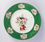 DUQUE DE CAXIAS RARÍSSIMO PRATO FUNDO EM PORCELANA PERTENCENTE AO SERVIÇO DO DUQUE DE CAXIAS, LUIZ ALVES DE LIMA E SILVA UM DOS QUATRO DUQUES BRASILEIROS (O ÚNICO SEM SANGUE REAL) . ABA NA TONALIDADE VERDE COM RESERVAS FLORAIS PINTADAS MANUALMENTE. ARREMATES EM OURO. CALDEIRA COM EXUBERANTE RESERVA FLORAL. ESSE SERVIÇO FOI APREGOADO EM LEILÃO EM 1928 ADQUIRIDO PELO COLECIONADOR INACIO AREAL REALIZADO PELO LEILOEIRO DA ÉPOCA, BASTOS DIAS. DEPOIS EM 1983 FOI LEILOADO POR FERNANDO SOARES EM SÃO PAULO ESSA PEÇA EM PREGÃO TAMBÉM ESTÁ REPRODUZIDA NO CATÁLOGO DO LEILÃO REFERIDO ACIMA (O DE FERNANDO SOARES) E FOI REPRODUZIDA EM MATÉRIA DA DÉCADA DE 90 SOBRE INVESTIMENTO EM MERCADO DE ARTES (VIDE FOTOS DA MATÉRIA E DO CATÁLOGO DO LEILÃO). PEÇA DESSE APARELHO ESTA REPRODUZIDA A PÁGINA 209 DO LIVRO LOUÇA DA ARISTOCRACIA DO BRASIL POR JENNY DREYFUS. FRANÇA, SEC. XIX. 26,5 CM DE DIAMETRO