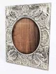 GRANDE MOLDURA EM PRATA DE LEI. DECORADA COM LINDAS VOLUTAS E ESCUDELAS. PORTUGAL, INICIO DO SEC XX. 44 X 35 CM