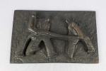 VITOR BRECHERET  MAQUETE DO PAINEL EM BAIXO RELEVO MOINHO SANTISTA  OBRA EMBLEMÁTICA DESSE ARTISTA QUE HOJE INTEGRA COLEÇÃO DO BANCO SANTANDER.  ESCULTURA EM BRONZE. ASSINADA E NUMERADA 8 DE 200. 19 X 12 CMNOTA: Victor Brecheret inicia-se no desenho, na modelagem e no entalhe em madeira no Liceu de Artes e Ofícios de São Paulo, em 1912. Transfere-se para Roma em 1913 e freqüenta o ateliê do escultor Arturo Dazzi, ao mesmo tempo em que se interessa pelas obras do iugoslavo Ivan Mestrovic e do francês Emile-Antoine Bourdelle, todos seguidores de Auguste Rodin. Brecheret, com Despertar, obtém o 1º Prêmio na Exposição de Belas-Artes em Roma, em 1916. Em seu retorno, em 1920, é descoberto e aclamado por alguns modernistas, e desse contato nasce a sua inserção na Semana de Arte Moderna de 1922. Um exame das suas obras apresentadas na Semana indica uma defasagem em relação às conquistas das vanguardas européias. Na realidade, eram estilizadas e carregadas de uma dramaticidade muito próxima do léxico de seu professor Ivan Mestrovic, porém, para o nosso tímido ambiente artístico, foram tidas como revolucionárias. Novamente, Brecheret empreende uma viagem entre 1921 e 1926, desta vez a Paris, sob o patrocínio do Pensionato Artístico do Estado de São Paulo, com Mise au Tombeau, o escultor recebe a premiação no Salão de Outono de 1923. Sobre sua estadia parisiense, Brecheret contaria "... o que lá encontrei era completamente diverso do que até então estivera aprendendo. Fiquei aturdido, confuso. Passei um ano sem trabalhar, embora freqüentasse ateliers e artistas. Depois, arrastado pelo meio ambiente entrei na minha fase modernista. Figuras em granito que só apresentavam volume (chamava-os de pneumáticos...). Ou concepções avançadas em que a geometria jogava com a forma, figuras essas executadas em cobre polido." 1 Pode-se ainda dizer que nesse período suas esculturas sofrem um processo de simplificação formal próxima da essencialidade de Brancusi e das linhas do Art Déco. A produção de Brecheret nos anos iniciais da década de 1930 caracteriza-se por "algumas realizações experimentais de peças abstratizantes", mas depois "volta-se para a globalização de formas de torneado rústico enfatizando, através da marcação de arestas, os cortes dos planos. Suas obras tangenciam soluções apresentadas por Henri Laurens e Jacques Lipchitz na mesma época." 2 Em sua primeira fase brasileira, entre 1936 e meados da década de 1940, "... nota-se que os módulos maciços da escultura arcaica grega são objeto de sua pesquisa, como o rompimento com o geometrismo e a preocupação por uma escultura de massa. penetrada de um naturalismo comedido, ao qual se soma a expressão de vigor e sensualidade. Sua segunda fase brasileira (meados da déc. 1940 - 1955) inicia-se com a fase das pedras em que o artista se apropria de seixos graníticos rolados pelo mar e interfere nesses objets trouvés com incisões .... Estas obras se aproximam da produção de Moore, Arp e de Lipchitz." 3 Atualmente, a historiografia artística aponta a necessidade de revisão da obra de Brecheret, pois "... sem nenhum vínculo com a rarefeita tradição escultórica brasileira, Brecheret deve ser analisado, como sugere Luiz Marques, no âmbito da escultura européia, com a qual trava um diálogo que marca sua trajetória de artista múltiplo. Atentando, aliás, para sua formação e sua longa permanência no estrangeiro impõe-se uma pergunta decisiva: até que ponto Brecheret pode ser considerado um artista brasileiro? Não pertencerá ele, de fato, à história da escultura européia, uma vez que não há em sua obra vínculos mais estreitos com a arte elaborada no Brasil naquele mesmo período." 4 A presença de Brecheret pode ser percebida no espaço público da cidade de São Paulo - a exemplo do Monumento às Bandeiras (1921-1953), no Ibirapuera, do Monumento a Caxias (1941-1960), na Praça Princesa Isabel, ou ainda Fauno (1942), no Parque Siqueira Campos e nos monumentos fúnebres dos principais cemitérios paulistanos. A figura feminina associada à beleza, à sensualidade e também à força geradora de vida é uma presença constante na produção de Brecheret. Três Graças emprega a alegoria das três raças, três tipos de mulher: a oriental, a ocidental e a africana. Três Graças encontra-se sobre uma base arredondada, e se harmoniza com a disposição circular, em bloco, dos corpos maciços das três figuras femininas. O artista soube trabalhar o volume, em busca da solidez e da coerência entre seus elementos. Na construção desta obra, Brecheret privilegia a manutenção do gesto contido, por meio do entrelaçamento dos braços das figuras, como também a estilização e a simplificação. O tema é originário da antigüidade clássica e ao longo da história da humanidade, continua a ser interpretado por muitos artistas. O interesse pela arte indígena, "... derivado dos seus trabalhos com o Monumento às Bandeiras, foi outra constante da última fase da obra de Brecheret. ... Movido pelo desejo de criar uma escultura brasileira pesquisando as raízes indígenas, o escultor tinha em mente o que Mário de Andrade lhe aconselhara, em 1921 ... 'estude os tipos dos nossos índios, tipos não desprovidos de beleza, unifique-os num tipo único, original e terá a maior das qualidades' .... Nesta séria tentativa de busca de uma escultura com características nacionais, Brecheret percebeu na arte primitiva indígena aquela organicidade estrutural que perseguia desde a década de 20." 1 Como observa a historiadora Daisy Peccinini, Brecheret reúne as qualidades do artista-artesão que experimenta e produz obras nos diferentes materiais como o mármore, pedra de França, granito e arenito, terracota e gesso, cimento e bronze.2 Essa diversidade pode ser observada em outras peças escultóricas do artista, pertencentes ao acervo do MAC USP, entre elas: Santa Ceia, terracota da década de 1930, Graça II, gesso de 1940 e no bronze Luta de Índios Kalapalo, de 1951 (EXTRAIDO DO ROTEIRO DE VISITA DO MASP)