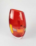 MARIO SEGUSO  BELO FLOREIRO EM VIDRO ARTÍSTICO DE MURANOEM LINDA COR RUBI COM AMARELO, LARANJA E VERDE. ASSINADO SEGUSO. 28 CM DE ALTURA