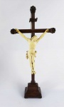 LINDO CRUCIFIXO EM JACARANDÁ COM CRISTO EM MARFIM. O CRISTO É MAGNIFICO, A ESCULTURA É BELÍSSIMA, UM VERDADEIRO TRATADO DE ANATOMIA! PORTUGAL, SEC. XVIII. 28 CM DE ALTURA O CRISTO E 58 CM DE ALTURA (A CRUZ)
