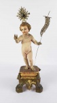 MENINO DEUS  LINDA ESCULTURA EM MADEIRA COM RESPLENDOR E FLAMULA EM PRATA DE LEI. LINDA BASE ESTILO DOM JOÃO V. EXPRESSIVOS OLHOS EM VIDRO. SEGURA CAJADO NA MÃO DIREITA COM AS INICIAIS E A D QUE SIGNIFICAM ECCE AGNUS DEI (ESTE É O CORDEIRO DE DEUS) . A MÃO ESQUERDA ABENÇOA. TEM CAMISOLA E VESTIDO ORIGINAIS COM BROCADOS E FIOS DE OURO QUE ACOMPANHAM A IMAGEM. PORTUGAL, SEC. XVIII. 32 CM D EALTURA (SEM CONSIDERAR O TAMNHO DO RESPLENDOR) COM ELE 37 CM DE ALTURA.NOTA: Das tradições religiosas brasileiras uma das mais ingênuas e das mais alegres é a devoção ao Menino Deus. Essa tradição tem como origem no Brasil a cidade de Salvador onde mãos hábeis das freiras do Convento de Santa Clara do desterro fabricavam durante todo o ano roupinhas para serem vestidas na imagem.