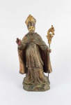 SÃO BRÁS  BELA IMAGEM EM MADEIRA POLICROMADA E DOURADA. EXPRESSIVOS OLHOS EM VIDRO. TALHA ERUDITA COM BELISSIMO MOVIMENTO. LINDA POLICROMIA! 30 CM DE ALTURA.NOTA: São Brás (c. 264  c. 316) foi um mártir, bispo e santo católico que viveu entre o séculos III e IV na Armênia. Ficou conhecido porque retirou, após uma breve oração, um espinho da garganta de uma criança. Por esse motivo, é padroeiro das doenças da garganta e, no dia de sua celebração a 3 de fevereiro, nas cidades da Espanha, Campanário (Ribeira Brava), Arco da Calheta, Calheta (Madeira) e algumas da América Latina, as mães levam os filhos para benzerem a garganta.Foi capturado pelos romanos e decapitado no ano 316, sendo enterrado na cidade de Sebaste. De acordo com entrada no Dicionário dos Santos, de Donald Attwater (Dicionário dos Santos, Donald Attwater. Círculo do Livro, São Paulo, 1983), "em Sebaste, na Armênia, parece ter existido um bispo chamado Brás que foi martirizado, provavelmente no tempo de Licínio. O relato tradicional de sua vida, no entanto, é muito posterior e dá ênfase excessiva a acontecimentos maravilhosos e a torturas, sem se referir a fatos históricos." Seu culto se expandiu, tanto no Oriente quanto no Ocidente, a partir do século VIII, invocando-se suas bênçãos para doentes e animais por associação aos milagres que lhe foram atribuídos. Seus emblemas são um rastelo (ancinho) ou duas velas cruzadas.É o santo patrono dos trabalhadores da lã. Na igreja latina, sua festa ocorre em 3 de fevereiro, nas igrejas orientais, seu dia é comemorado em 11 de fevereiro.