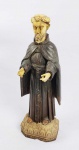 IMAGEM INDO PORTUGUESA - SÃO FRANCISCO DE ASSIS  GRANDE IMAGEM EM MADEIRA COM MÃOS E CABEÇA EM MARFIM. REPRESENTA IMAGEM DE SÃO FRANCISCO DE ASSIS. O SANTO É APRESENTADO COM OLHOS AMENDOADOS, ELABORADA BARBA E BASE ESCULPIDA COM DECORAÇÃO EM NÍTIDA INFLUÊNCIA HINDÚ. PEÇA EXTRAORDINÁRIA DA SEGUNDA METADE DO SEC. XVII. GOA, POSSESSÃO PORTUGUESA NA INDIA, 31 CM DE ALTURA.NOTA: A presença portuguesa na Índia, como observado por grande parte dos historiadores, teve dois principais mecanismos propulsores: o comércio e a conversão das almas. Os portugueses haviam chegado à Índia a procura de cristãos. A tradição atribui a chegada de São Tomás o Apóstolo Tomé em 52 d.C., a Kodungallur, onde teria fundado a Igreja Síria do Malabar e iniciado a conversão de famílias judias e brâmanes proeminentes. Fontes escritas narram que Vasco da Gama e sua tripulação, ao chegar a Calicute no século XVI, visitaram templos hindus que pensavam ser igrejas cristãs e, em alguns casos, teriam confundido as imagens de divindades hindus, ali consagradas com as de Nossa Senhora. No início do século XVI, a presença e a intensidade das artes hindu e muçulmana eram muito visíveis, materializando a força das culturas da civilização preexistente. A arte indo portuguesa surgiu da necessidade da superação daexpressão arquitetônica e artística dos templos hindus. A eficácia da ação evangelizadora tornava imperativa a construção e ornamentação das igrejas católicas com uma suntuosidade não inferior à dos templos hindus e das mesquitas muçulmanas capazes de competirem com o esplendor artístico que os portugueses encontraram na Índia, particularmente em Goa. Nesse sentido, a monumentalização das igrejas e da talha sacra em seus interiores eram uma resposta direta ao caráter exuberante da arte e arquitetura encontradas no universo indiano. Algo invariavelmente viabilizado pelo uso de artífices locais, exímios herdeiros da tradição milenar da escultura em madeira e em marfim. Na Índia a Igreja viu-se na contingência de se adaptar ao contexto local aceitando, ou, pelo menos, tolerando o hibridismo artístico daí resultanteuma miscigenação artística, uma fusão dos léxicos europeu e oriental. Com o passar do tempo, houve um distanciamento dos modelos europeus, acompanhado de um aumento de traços autóctones e a inserção de motivos tipicamente indianos, por vezes paradoxais, como os nâga e as nâginî divindades-serpente aquáticas associadas à fertilidade e extremamente populares em todo o subcontinente, possivelmente associadas a cultos pré-védicos e que na gramática indo-portuguesa aparecem geralmente representadas frontalmente, em pé e com as caudas bifurcadas e entrelaçadas. A conversão dos gentios previa também a oferenda, por parte dos missionários, de pequenas peças simbólicas que lhes materializavam a nova doutrina e lhes incutiam a Fé. Assim, na imaginária desenvolveu-se uma grande diversidade de soluções formais, presentes nas pequenas imagens devocionais, nos presépios, nos oratórios e nos Calvários de Pousar. Entretanto, é nas imagens do Bom Pastor que ficaram mais bem caracterizados os mecanismos discursivos a operar na imagética indo-portuguesa. Essa iconografia singular desenvolveu-se, na maioria dos casos, sobre um suporte tipicamente local o marfim, com ou sem policromia e douramento. Nas imagens em geral, a presença de elementos de origem budista (greco-búdica), como, por exemplo: o estilo do cabelo, a postura corporal, a posição do braço e da mão direita, os olhos semicerrados, a expressão calma e o sorriso hermético de concentração expectante são extraídos das representações orientais da Primeira Meditação do Buda. Nas imagens de Nossa Senhora os longos cabelos representandos com ondulações são uma marca registrada. As imagens indo portuguesas produzidas em Goa atingiram o máximo da perfeição plástica com nível de trabalho europeu. Entretanto percebe-se influência dos parâmetros e cultura local nas feições das imagens. Assim, pode-se perceber por exemplo a presença de olhos amendoados, feições orientais, cabelos sinuosos e tipificação com divindades hindus (assim o Menino Bom Pastor apresenta semelhança com imagens de buda meditando). A produção dessas imagens começou no sec. XVI e ganhou no séc. XVII um grande impulso. São extremamente bonitas e colecionáveis.