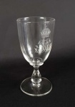 PRINCESA ISABEL E CONDE DEU  QUINTO SERVIÇO DA FAMILIA IMPERIAL BRASILEIRA -  ENCOMENDADO POR OCASIÃO DO CASAMENTO DA PRINCESA IMPERIAL ISABEL COM O CONDE DEU. TAÇA EM CRISTAL DE BACCARAT DE FEIÇÃO ELEGANTE. CORPO LISO, DECORADO  COM UM CAPRICHADO MOGOGRAMA COM AS INICIAIS IG EM GÓTICO INVERTIDO (ISABEL E GASTON) ENCIMADO POR COROA IMPERIAL. REPRODUZIDO NA PAGINA 63 DO LIVRO O CRISTAL NO IMPÉRIO DO BRASIL DE JORGE GETÚLIO VEIGA ET AL COM A SEGUINTE DESCIÇÃO: 5. SERVIÇO: ´´PROVAVELMENTE DE ORIGEM FRANCESA (SAINT LOUIS OU BACCARAT) FOI EXPRESSAMENTE ENCOMENDADO PARA O CASAMENTO DA PRINCESA ISABEL, FILHA DO IMPERADOR DOM PEDRO II COM O NETO DO REI DE FRANÇA LUIZ FELIPE, GASTÃO DE ORLEANS, O CONDE DEU, UM DOS HERÓIS DA GUERRA DO PARAGUAI. ESSE SERVIÇO EXTREMAMENTE SIMPLES E MUITO ELEGANTE, FOI UTILIZADO PELA FAMÍLIA IMPERIAL ATÉ DEPOIS DA PROCLAMAÇÃO DA REPÚBLICA, EM SEU EXÍLIO NA EUROPA. O MONOGRAMA IG DUPLO, INVERTIDO E GÓTICO, É O MESMO ENCONTRADO EM PELO MENOS DOIS SERVIÇOS DE PORCELANA QUE PERTENCERAM A CASA IMPERIAL, UM DE BORDA DOURADA, MAIS ANTIGO, OUTRO DE BARRA VERDE. FRANÇA, SEC .XIX, 12,3 CM DE ALTURA.