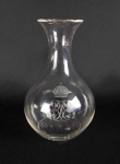 PRINCESA ISABEL E CONDE DEU  QUINTO SERVIÇO DA FAMILIA IMPERIAL BRASILEIRA -  ENCOMENDADO POR OCASIÃO DO CASAMENTO DA PRINCESA IMPERIAL ISABEL COM O CONDE DEU. DECANTER EM CRISTAL DE BACCARAT DE FEIÇÃO ELEGANTE. CORPO LISO, DECORADO COM UM CAPRICHADO MOGOGRAMA COM AS INICIAIS IG EM GÓTICO INVERTIDO (ISABEL E GASTON) ENCIMADO POR COROA IMPERIAL. REPRODUZIDO NA PAGINA 63 DO LIVRO O CRISTAL NO IMPÉRIO DO BRASIL DE JORGE GETÚLIO VEIGA ET AL COM A SEGUINTE DESCIÇÃO: 5. SERVIÇO: ´´PROVAVELMENTE DE ORIGEM FRANCESA (SAINT LOUIS OU BACCARAT) FOI EXPRESSAMENTE ENCOMENDADO PARA O CASAMENTO DA PRINCESA ISABEL, FILHA DO IMPERADOR DOM PEDRO II COM O NETO DO REI DE FRANÇA LUIZ FELIPE, GASTÃO DE ORLEANS, O CONDE DEU, UM DOS HERÓIS DA GUERRA DO PARAGUAI. ESSE SERVIÇO EXTREMAMENTE SIMPLES E MUITO ELEGANTE, FOI UTILIZADO PELA FAMÍLIA IMPERIAL ATÉ DEPOIS DA PROCLAMAÇÃO DA REPÚBLICA, EM SEU EXÍLIO NA EUROPA. O MONOGRAMA IG DUPLO, INVERTIDO E GÓTICO, É O MESMO ENCONTRADO EM PELO MENOS DOIS SERVIÇOS DE PORCELANA QUE PERTENCERAM A CASA IMPERIAL, UM DE BORDA DOURADA, MAIS ANTIGO, OUTRO DE BARRA VERDE. FRANÇA, SEC .XIX, 15 CM DE ALTURA.