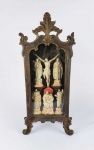 EXCEPCIONAL ORATÒRIO DE LAPINHA OU MAQUINETA, ESTILO E ÉPOCA DOM JOSÉ I.  PRESIDIDO PELA CRUCIFICAÇÃO DE CRISTO TENDO ABAIXO DISPOSTAS IMAGENS DE DEVOÇÃO EM CALCITA POLICROMADA: SÃO JOSÉ DE BOTAS, SANTANA MESTRA E SÃO JOÃO EVANGELISTA. AO LADO DO CRISTO IMAGEM DE NOSSA SENHORA DA CONCEIÃO E DE NOSSA SENHORA DA SOLEDADE PINTURA INTERNA COM FLORES E NUVENS  EXTERNAMENTE POLICROMIA EM VERDE E VERMELHO CAMARÃO REMATADAS EM OURO BRUNIDO. ASSENTE SOBRE QUATRO PÉS. MINAS GERAIS, SEC. XVIII. 50 CM DE ALTURA.NOTA: Os oratórios de lapinha são provenientes de Minas Gerais, notadamente essa arte floresceu na região de Ouro preto, Mariana e Santa Luzia. De acordo com o periódico especializado A Relíquia, no bojo da arte sacra brasileira, destacam-se os oratórios, objetos de fé, testemunhos do catolicismo, pelos quais se pode recompor a trajetória de nossa civilização. Através deles acompanha-se a imersão do fenômeno barroco na vida cotidiana do Brasil colonial. O oratório representava a ligação do homem com o divino. A origem do oratório remonta à Idade Média, época em que as famílias que não podiam construir capelas, representavam-nas através de um objeto. Para Angelo Araújo o oratório "reporta-se à edícula romana, morada dos deuses lares, e desde os primórdios do cristianismo são encontrados como objeto do culto aos mártires e santos. Ao longo de dois milênios, aparecem e ressurgem em todos os territórios da cristandade, consubstanciando estilos vigentes, tendências, influências e costumes de cada região. Os oratórios chegaram ao Brasil nos primeiros navios portugueses, como protetores daqueles intrépidos navegantes. Povoaram a cena doméstica, na cidade e no campo, das cozinhas aos quartos de dormir, das varandas às salas de jantar, dos salões as senzalas.