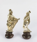 LINDAS ESCULTURAS EM PRATA DE LEI COM VERMEIL E BASE EM MADEIRA. SÃO A REPRESENTAÇÃO ICONOGRÁFICA DA VIRGEM EM SEU MOMENTO AOS PÉS DA CRUZ, DESCRITO NA LITURGIA COM A FÓRMULA LATINA: STABAT MATER DOLOROSA IUXTA CRUCEM LACRIMOSA DUM PENDEBAT FILIUS (DE PÉ, A MÃE DOLOROSA JUNTO DA CRUZ, LACRIMOSA, VIA O FILHO QUE PENDIA) E TAMBÉM SÃO JOÃO O DISCIPULO AMADO QUE SEGUNDO OS EVANGELHOS OCUPOU LUGAR AO LADO DA CRUZ DE CRISTO DURANTE A CRUCIFICAÇÃO. EXCEPCIONAL QUALIDADE DE EXECUÇÃO. FEITAS PARA. BASE EM MADEIRA. EUROPA, SEC. XVIII. 26 CM DE ALTURA.NOTA: A antiga antífona chamada STABAT MATER DOLOROSA traz os seguintes versos traduzidos: Na sua alma agoniada enterrou-se a dura espada de uma antiga profecia Oh! Quão triste e quão aflita entre todas, Mãe bendita, que só tinha aquele Filho. Quanta angústia não sentia, Mãe piedosa quando via as penas do Filho seu! Quem não chora vendo isso: contemplando a Mãe de Cristo num suplício tão enorme? Quem haverá que resista se a Mãe assim se contrista padecendo com seu Filho?