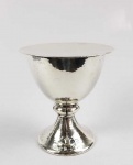 SUNTUOSO CÁLICE EM PRATA DE LEI BATIDA COM INTERIOR EM RICO VERMEIL E ACOMPANHADO DE SUA PATENA PARA CONSAGRAÇÃO DA SANTA HÓSTIA. ESSA GRANDE E BELA PEÇA FRUTO DA OURIVESSARIA LITÚRGICA BRASILEIRA DO SEC. XVIII MOSTRA A EXCELÊNCIA COM QUE FORAM EXECUTADAS ESSAS ALFAIAS DURANTE NOSSO PERÍODO COLONIAL. 26 CM DE ALTURA 610 G