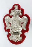 MUITO GRANDE RESERVATÓRIO DE ÁGUA BENTA EM PRATA DE LEI COM MAGNIFICA REPRESENTAÇÃO DE SÃO FRANCISCO DE ASSIS COM OS BRAÇOS CRUZADOS (SIMBOLO UNIVERSAL DOS FRANCISCANOS REPRESENTA O BRAÇO DO SANTO E O BRAÇO DE CRISTO) EM ADORAÇÃO A UM CRUCIFIXO. A IMAGEM É ENCIMADA POR UM BALDAQUINO  EM ARCO. NO TOPO UMA CRUZ LATINA. ELEGANTES VOLUTAS COMPLETAM O MAGNIFICENTE CONJUNTO. ESTÁ FIXADO EM BASE RECORTADA RECOBERTA EM VELUDO CARMESIM. 48 CM DE ALTURA. 1565 G (PESO TOTAL)NOTA: O uso de capsulas de água benta era amplamente disseminado nas residências da Europa e do Brasil do sec. XIX. Esse costume se repetia nas casas mais abastadas até a as mais humildes, variava apenas o formato e a riqueza com que eram confeccionados de acordo com as posses do devoto. Os preceitos nesse sentido recomendavam o uso e orientavam: Em casa, o lugar próprio da pia da água benta é o quarto de dormir, ao lado da cama. É ali, com efeito, que o cristão adormece, depois dos rudes trabalhos e fadigas do dia; é ali que acorda, com novas forças para servir a Deus com mais constância. Mas não de esquecer também que é ali que o inimigo incansável, justamente chamado na Sagrada Escritura (Carta de S. Pedro, cap. 5) leão sempre a rugir:tanquam leo rugiens circuit quaerens quem devoret, procura perturbá-lo com seus ataques noturnos e surpreender o seu último suspiro.Todos tenham, pois, em casa à cabeceira da cama, uma porção de água benta, numa cápsula tão elegante e bela quanto possível para deste modo afugentar o inimigo da salvação e atraírem as bênçãos de Deus.