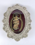 NOSSA SENHORA DO ROSÁRIO LINDA ESCULTURA EM MADEIRA ACONDICI0NADA EM NICHO COM MOLDURA EM PRATA DE LEI.  FORRAÇÃO EM VELUDO CARMESIM. A SANTA POSSUI EM SEU ENTORNO UM RESPLENDOR EM PRATA. O NICHO TEM FEITIO RECORTADO E APRESENTA DECORAÇAO EM VOLUTAS COM CONCHEADOS E FOLHAS DE ACANTO. ESPANHA, SEC. XIX. 42 CM DE ALTURA.