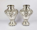 PAR DE JARRÕES EM PRATA DE LEI COM INTERIOR EM VERMEIL. MARCAS DE CONTRASTE 833. DECORADO COM VOLUTAS, CONCHEADOS ELEEMNTOS FLORAIS. BRASIL, MEADOIS DO SEC. XX. 39 CM DE ALTURA. 4195 G