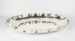 SARMENTO OURIVES   GRANDE CENTRO DE MESA DE FEITO OVAL  EM PRATA DE LEI TEOR 916 (1. TITULO). MARCAS DOS OURIVES SARMENTO, ATIVOS DESDE 1870 NA BAIXA LISBOETA. ESTILO E  ÉPOCA ART DECO. ELEGANTEMENTE REMATADA EM MARTELE. PORTUGAL, PRIMEIRA METADE DO SEC. XX. 42 CM DE COMPRIMENTO. 935 G