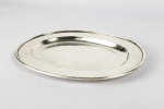 SARMENTO OURIVES    PEQUENA SALVA OVAL  EM PRATA DE LEI TEOR 916 (1. TITULO). MARCAS DOS OURIVES SARMENTO, ATIVOS DESDE 1870 NA BAIXA LISBOETA. ESTILO E  ÉPOCA ART DECO. ELEGANTEMENTE REMATADA EM MARTELE. PORTUGAL, PRIMEIRA METADE DO SEC. XX. 20 CM DE COMPRIMENTO. 235 G