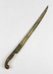 CUTELARIA TROPEIRA - FACA SOROCABA ENTERÇADA  COM CABO EM CHIFRE. BELO EXEMPLAR EM MUITO BOM ESTADO! PONTOS DO ENTERÇAMENTO SÃO LEVEMENTE VISÍVEIS COMO DEVEM SER. SÃO PAULO, SEC. XIX OU INICIO DO XX. 52 CM DE COMPRIMENTO. NOTA: A Faca Sorocabana (ou Facão Sorocabano e também Facão Enterçado) é o nome dado a um tipo de faca ou espada desenvolvido no centro-oeste do Brasil, mais precisamente no estado de São Paulo ao longo dos séculos XVIII e XIX. Suas principais características são a lâmina longa e estreita (frequentemente com uma ligeira curva), a empunhadura que apresenta uma sutil barriga que afina e termina em um pomo arredondado, e a técnica de construção enterçada, na qual a lâmina é fixada por três rebites a uma fenda no ricasso. De parentesco incerto, a faca sorocabana provavelmente se desenvolveu a partir do fim do período colonial no Brasil, atingindo suas características definitivas já por volta de 1830, durante o Império, de acordo com registros iconográficos do período.2 O incomum método enterçado de construção pode ter sido usado em razão da relativa dificuldade para se obter ou fabricar boas lâminas no Brasil antes do século XX, sendo necessário reciclar as lâminas quebradas de espadas militares importadas e adaptá-las a uma empunhadura nova, de fabricação local. Embora também fosse produzida em outras cidades de São Paulo e Paraná, a alcunha de Sorocabana decorre do fato da cidade de Sorocaba ter sido um importante centro de sua fabricação e provável local de origem. Desde que foram descobertas minas de ferro em Araçoiaba, em 1597 por Afonso Sardinha, a região de Sorocaba atraiu pequenas e toscas fundições artesanais até que em 1810 a coroa portuguesa voltou esforços para extração comercial do minério, tornando possível o estabelecimento de diversos cuteleiros brasileiros e estrangeiros na cidade. Também durante o século XIX, a centralidade de Sorocaba nas rotas do tropeirismo permitiu a difusão da faca pela região sul do país e consolidou a relação do objeto com a cidade Paulista.2 A versatilidade da arma a tornou presente nas mãos de combatentes em diversos conflitos ao redor do Brasil como, por exemplo, a Guerra de Canudos na Bahia e a Revolução Constitucionalista de 1932 em São Paulo. A partir do final do século XIX sua fabricação passou a ser industrial, abandonando a construção enterçada por uma integral, apesar de algumas industrializadas ainda serem construídas à maneira tradicional. Em alguns casos, as lâminas eram importadas de Solingen, na Alemanha, e recebiam acabamento e montagem no Brasil, como no caso das facas fabricadas por Domingos de Meo.6 A faca se tornou bastante difundida no meio rural de São Paulo, sendo usada não somente como arma para defesa mas também como ferramenta para uso no dia-a-dia.1 Atualmente já não são tão utilizadas como ferramenta ou objeto para defesa pessoal, embora sejam bastante procuradas por colecionadores pelo seu valor histórico, estético e cultural. 