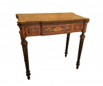 LUXUOSA MESA PARA JOGOS EM MADEIRA COM EXTRAORDINÁRIA MARCHETARIA EM ÉBANO, PAU CETIM E OUTRAS MADEIRAS EXÓTICAS. ESTILO E ÉPOCA NAPOLEÃO III. ARREMATES EM BRONZE ORMOLU. O TAMPO É REVERSÍVEL PARA MESA DE JOGOS FORRADA COM FELTRO VERDE. PEÇA BELISSIMA! FRANÇA, SEC. XIX. 78 (H) X 85 (C) X 45 (P) CM