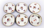 KPM BERLIM  MARCAS PARA 1832 -  SUNTUOSO  CONJUNTO EM PORCELANA COM RICA DECORAÇÃO FLORAL. ARREMATES EM OURO. BORDA RECORTADA COM COM FRISO EM OURO E BARRADO CONSTITUÍDO POR GUIRLANDA FLORAL. MARCAS PARA CIDADE DE BERLIM, 1832.  PEÇAS PARA COLECIONADOR! ALEMANHA, SEC. XIX. 21 CM DE DIAMETRO (IMPERCEPTÍVEIS BICADOS NA BORDA CAUSADOS PELO ATRITO COM SUPORTES PARA EXPOSIÇÃO)
