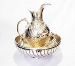 BOULANGER  GRANDE GOMIL E SUA BACIA EM METAL ESPESSURADO A PRATA. BELISSIMO E COM FORMATO MUITO ELEGANTE. DECORADO EM TORCEIL. MARCAS DA IMPORTANTE MANUFATURA DE BOULANGER, FRANCE. A BACIA BEM MONOGRAMA EL. FRANÇA, SEC. XIX. 40 CM DE DIAMETRO (BACIA)