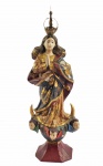NOSSA SENHORA DA CONCEIÇÃO - GRANDE IMAGEM EM MADEIRA DOURADA E POLICROMADA COM COROA EM PRATA DE LEI. EXPRESSIVOS OLHOS EM VIDRO. A VIRGEM APRESENTENTA-SE EM SUA TRADICIONAL REPRESENTAÇÃO COM MÃOS POSTAS EM INTERCESSÃO E ASSENTE SOBRE NUVENS DE ONDE PARTEM TRÊS ANJOS. BRASIL, SEC. XIX. 36 CM DE ALTURA (SEM CONTAR A ALTURA DO RESPLENDOR) COM ELA 43  CM