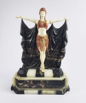 VITTORIO CARADOSSI  DANCER  FABULOSA ESCULTURA EM MÚLTIPLOS  MÁRMORES, ÔNIX E MARFIM REPRESENTANDO LINDA ESCULTURA FEMININA ESTILO E ÉPOCA ART DECO. CORPO EM MARFIM E ROUPAS EM MARMORE. MANTO TAMBÉM EM MÁRMORE. BASE EM MÁRMORE E ONIX.  IMPRESSIONANTE QUALIDADE ESCULTÓRICA! PEÇA BELÍSSIMA. ITALIA, INICIO DO SEC. XX. 48 X 32 CM. NOTA: Vittorio Caradossi (Florença,1861 Florença,1918) foi umescultoritaliano. Estudou naAcademia de Belas Artes de Florença, onde foi aluno deAugusto Rivalta, um dos mais importantes nomes da esculturaacadêmicaitaliana na segunda metade doséculo XIX. Trabalhando quase exclusivamente com omármore, executou diversosmonumentospúblicos, destacando-se sobretudo por sua renomada estátua do escultor florentino doRenascimentoDesiderio da Settignano, cujo modelo foi exibido naExposição Universal de 1900, além do memorial aGiuseppe Dolfi, herói doRisorgimento toscano, localizado emBorgo San Lorenzo. Expôs ainda na edição de 1909 doSalon de Paris.  Não obstante a rigidez formal e sobriedade de suas obras públicas, Caradossi especializou-se na produção grupos escultóricos de caráter decorativo e, sobretudo, nus femininos, de natureza simbólica ou pretextos alegóricos, marcados por uma caracterização etérea, celestial, sendo abundantes suas representações de ninfas, sereias e fadas (Ociosidade: Nereida;Crepúsculo: Ninfa lunar admirando seu próprio reflexo;Estrelas cadentes;A fumaça que sobe rumo às núvens, etc.). A predominância de tais temas em sua produção, de alta qualidade técnica e exemplar da escultura acadêmicatoscanadofin de siècle, é reflexo da forte demanda da burguesia internacional por composições imbuídas do "erotismo tolerável"  a assim chamada "febrepompier", que ditou em grande parte os rumos do mercado de arte europeu na segunda metade do século XIX. Sua obra guarda semelhanças com a sensualidade e volúpia expressa nos trabalhos de predecessores comoJames PradiereAuguste Clésinger, também conhecidos por retratar ninfas em atitude de entrega ou auto-abandono, mas, em contraste a estes, Caradossi buscou incutir em suas esculturas um maior senso de humor, expressando também uma assimilação mais concreta da modernidade