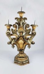 GRANDE TOCHEIRO EM MADEIRA POLICROMADA E PRATEADA. MAGNIFICA FORNITURE DO BARROCO ITALIANO. DOTADO DE TRÊS BRAÇOS DECORADO COM VOLUTAS E PALMÁCEAS. ITÁLIA, SEC. XVIII. 81 CM DE ALTURA