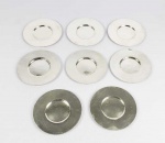 SARMENTO PRATEIROS  ESTABELECIDOS NO SEC. XIX. CONJUNTO COM OITO COASTERS EM PRATA DE LEI TEOR 916. MARCAS DO PRATEIRO. BELO TRABALHO FINALIZADO EM MARTELE. PORTUGAL, PRIMEIRA METADE DO SEC. XX. 13 CM DE DIAMETRO. 900 G