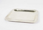 ELEGANTE PORTA CARTÕES EM PRATA DE LEI TEOR 925. MARCAS DO PRATEIRO. BELO TRABALHO FINALIZADO EM MARTELE. EUROPA, PRIMEIRA METADE DO SEC. XX. 20,5 CM DE COMPRIMENTO. 185 G