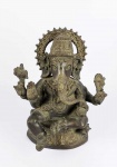 GANESHA  BELA ESCULTURA EM BRONZE DE EXCEPCIONAL QUALIDADE REPRESENTANDO A DIVINDADE GANESHA. A FIGURA TRADICIONAL DO DEUS HINDU COM CORPO DE HOMEM E CABEÇA DE ELEFANTE FOI MUITO DIFUNDIDA NO OCIDENTE, EMBORA SEU SENTIDO SEJA MENOS CONHECIDO DO QUE A ICONOGRAFIA. ESSA ESCULTURA DE MUITO BOA FATURA, É UM EXEMPLAR DO SEC. XIX. INDIA, 29 CM DE ALTURANOTA: Conhecido como o Deus da sabedoria e da fortuna, Ganesha é um símbolo divino presente na cultura védica e na religião hindu. Ele também é um dos deuses mais importantes da cultura hindu, assim considerado o "Destruidor de Obstáculos", pois por onde um elefante passa, pode destruir tudo com sua força. De acordo com a mitologia hindu, Ganesha é o primeiro filho de Shiva e Parvati, e considerado um dos deuses mais importantes desta cultura. É adorado principalmente entre os homens de negócio e mercadores, devido ao fato de estar relacionado com a boa fortuna e sabedoria. De acordo com a crença Hindu, quando se dirige suas orações à ele pedindo suas bençãos, todas as tarefas serão bem sucedidas.