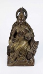 PARVATI GRANDE ESCULTURA DA DIVINDADE HINDU  PARVATI EM BRONZE COM RESQUÍCIOS DE DOURAÇÃO. MUITO BOA QUALIDADE! INDIA, SEC. XIX. 56 CM DE ALTURANOTA: No Ramayana e no Shiva Purana, nos quais se diz que Parvati renasceu a partir de Sati, a primeira esposa de Shiva, já que os dois jamais poderiam ser separados. Porem pela morte de Sati, Shiva, imerso em profunda tristeza e solidão, retirou-se do mundo e prestou em silenciosa meditação. Parvati só sabia lamentar o inacabável ascetismo de seu amado e se cansara de permanecer junto a ele em vá adoração, pois Shiva, imerso em suas meditações, nem sequer dava-se conta da presença dela. Num dia de primavera, os deuses, para retirar Shiva de sua atitude contemplativa, enviaram ao auxilio da bela Parvati o deus Kamadeva (patrono do amor) e sua esposa Rati (a luxuria e o prazer sensual).Elegendo o momento em que Parvati encontrava-se perto de Shiva, Kamadeva preparou-se para disparar uma de suas flechas mágicas, mas nesse instante, Shiva o olhou com seu terceiro olho e reduziu instantaneamente em cinzas. Desde então, denomina-se o deus do amor com o nome de Ananga (privado de membros). Rati derramou rios de lagrimas por aquele que imaginava ter perdido para sempre, mas ela ouviu uma voz que lhe dizia: Teu esposo terá novamente o corpo e voltará para teu lado quando Shiva casar-se com Parvati. Nesse momento Parvati prostrou-se diante de Shiva ate que finalmente Shiva reconheceu Sati em Parvati e prometeu a ela seu amor. Parvati pediu para Shiva render-se a seu a seus desejos femininos e que devolvesse a kamadeva a forma de seu corpo, a fim de que Rati pudesse desfrutar do marido. Aceita as condições, Shiva e Parvati retiraram-se para o Monte Kailasa nos Himalaia. Casada com Shiva, Parvati teve dois filhos, também deuses: Ganesha (o removedor de obstáculos) e Skanda, karti Keya ou Subramanya (o deus da guerra). Antes, para obter o amor de Shiva, Parvati teve de seguir o caminho da austeridade, disciplina e da virtude pura. Parvati é considerada a deusa do casamento, e também é louvada como a deusa da família, daí a origem da palavra parivar (família). Parvati, filha de Himavat e de Mena é consorte bondosa, austera e disciplinada de Shiva. Muitas vezes, ela é considerada a Mãe Suprema Maha Devi, a que acolhe a todos os filhos, com seu infinito amor maternal, que os protege e os guia nas sendas da lei do karma, sempre mostrando aos mesmos os caminhos corretos e orientando-os passos que devem dar. Ela é também a deusa da beleza, a virtuosa, e ressurge com diferentes manifestações, na forma de outras deusas, daí ser chamada de deusa das mil faces. Tem muitos atributos e, desde a era védica, um dos principais é a fertilidade, a forca que gera a procriação no mundo e nas espécies. É a própria geração da energia criadora, em sânscrito chamada de shakti. Entre seus muitos nomes e manifestações vamos encontrar, de acordo com textos, seus atributos e características: Sati, Parvati, Ambika, Haimavati, Durga ou Mahamaya, Kali, Mahakali, Badrakali, Bhairavi, Devi, Mahadevi, Gauri, Bhavani, Jagatambe, Jagatmata, Kalyayani, Kapila, Kapali, Kumari, etc...