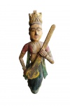 REINO DE RAJASTHAN  ARREMATE DE BALCÃO DE PÁTIO DE HAVELI DA CIDADE DE MANDAWA. MUSICISTA (TOCADORA DE TAMBURA QUE É UM INSTRUMENTO MUSICAL DE ORIGEM INDIANA COMPOSTO POR QUATRO CORDAS DEDILHADAS E BRAÇO SEM TRASTOS, QUE COSTUMA ACOMPANHAR A MÚSICA VOCAL, EMITINDO UM BORDÃO PARA SUSTENTAR A TONALIDADE NOS SILÊNCIOS) COMPÕE UM GRUPO DE QUATRO ESCULTURAS UTILIZADAS COMO ARREMATE E DECORAÇÃO DE BALCÃO NO PÁTIO PRINCIPAL DE UM HAVELI (PALÁCIO CONSTRUÍDO PELOS COMERCIANTES ENRIQUECIDOS PELO COMÉRCIO DA ROTA DA SEDA). A GRANDE ESCULTURA COM AS OUTRAS TRÊS QUE ACOMPANHAM O LOTE, FEZ AS VEZES DE MÃO FRANCESA SOB BALCÃO COM VISTA PARA O PÁTIO DOS HOMENS DE UM HAVELI. ALI ERAM PERMITIDAS AS MULHERES ENQUANTO OS HOMENS ESTAVAM REUNIDOS NO PÁTIO. ESSA FLAUTISTA COM LINDAS CORES ORIGINAIS, É APRESENTADA COM UM SARI DE FESTA CINGINDO COROA SOB LINDOS CABELOS ENRODILHADOS, AS COROAS INCLUÍDAS NA SUNTUOSA DECORAÇÃO DOS HAVELIS MANIFESTAM A COBIÇADA NOBREZA ALMEJADA POR SEUS RICOS PROPRIETÁRIOS. RAJASTHAN, INICIO DO SEC. XIX. 115 CM DE ALTURANOTA: Havelis eram Casas suntuosas construídas em um estilo arquitetônico único no século 18 e no início do século 19, e que já foram propriedade de comerciantes ricos. Foram construídos na região de Shekhawati, onde fica a cidade de Mandawa. Os havelis do Rajastão foram construídos pela rica comunidade Marwari na região de Shekhawati, no Rajastão, no século XIX. Um haveli normalmente tem dois pátios, um para os homens e o interno para as mulheres, as paredes eram adornadas com belos afrescos coloridos pintados por artistas contratados. Com o desenvolvimento de grandes cidades como Calcutá e Mumbai, desviando o comércio trans-Thar para o sul e para o leste, a importância dos postos comerciais de Shekhawati declinou rapidamente e as mansões pintadas dos mercadores não foram mais cuidadas. Abandonada pelos proprietários, que migraram para as cidades em busca de pastagens mais verdes, a maior parte de Shekhawati havelis, incluindo Mandawa, estava completamente abandonada e, atualmente, os antigos postos avançados da rota comercial se assemelham a cidades fantasmas. Mandawa, apesar de ser uma das cidades Shekhawati mais bem conservadas, mostrou grande negligência, e o pequeno principado feudal localizado remotamente manteve muitas mansões pintadas notáveis. Os mais famosos eram o Hanuman Prasad Goenka Haveli, o Goenka Double Haveli, o Murmuria Haveli, o Gulab Rai Ladia Haveli, etc e havia também o forte que ocupava o centro da cidade. Os  ricos  afrescos de Mandawa, que foram encomendados pelos proprietários dos Havelis, exibiam suas sensibilidades culturais, crenças religiosas, aspirações reais e flagrante confronto com o poder britânico. Embora os mercadores fossem tão ricos quanto os governantes Rajput, a hierarquia social estrita os proibia de construir palácios e fortes tão grandes quanto os da realeza. Então, eles se concentraram nos interiores e se deleitaram em conseguir que fossem decorados primorosamente com cores feitas de ouro, prata e outras pedras preciosas. O declínio da riqueza das famílias dos proprietários, enormes custos de manutenção e zero esforços do governo para proteger as mansões fizeram de Shekhawati um patrimônio que morria rapidamente e com a falta de manutenção no século XX quase todos os Havelis foram desmantelados.