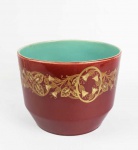 FORMIDÁVEL CACHEPOT EM FAIANÇA NA TONALIDE ROUGE DE FEUR DECORADO COM SUNTUOSA GUIRLANDA  FORMADA POR FLORES E RAMAGENS. INTERIOR EM BELA TONALIDADE JADE. ESTILO E ÉPOCA ART DECO. FRANÇA, INICIO DO SEC. XX. 24 X 19 CM.
