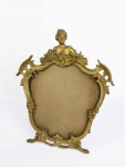 BELA MOLDURA DE MESA EM BRONZE ESTILO E ÉPOCA ART NOUVEAU. EXCEPCIONAL QUALIDADE! DECORADA COM FIGURA DE DAMA VESTIDA PARA FESTA, USANDO JÓIAS. TAMBÉM ROSAS EM TORNO DA MOLDURA. EUROPA,  INICIO DO SEC. XX. 36 CM DE ALTURA