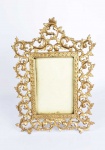 BELA MOLDURA DE MESA EM BRONZE DECORADA COM LINDAS ROCAILLES VEGETALISTAS. VIDRO BIZOTADO. EUROPA, INICIO DO SEC. XX. 36 CM DE ALTURA