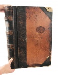 COMPANHIA MOGYANA  MUITO GRANDE LIVRO DE REGISTRO ( 55 X 41 CM) , RARO E IMPORTANTE, PERTENCENTEU A COMPANHIA MOGYANA. TRATA-SE DO LIVRO DE REGISTRO DOS ACIONISTAS COM QUANTIDADE DE AÇÕES E DIVIDENDOS RETIRADOS PARA AS QUAIS ERAM  NECESSÁRIO ASSINATURA DOS INTERESSADOS. O LIVRO É DE 1903 E SEGUE ATÉ O EXERCÍCIO DE 1906. CADA PÁGINA TEM O NOME DO ACIONISTA, O NUMERO DE AÇÕES QUE POSSUI, QUANTIDADE DE DIVIDENDOS E SUA ASSINATURA QUANDO DA RETIRADA DESSES DIVIDENDOS. TODAS AS PÁGINAS POSSUEM SELOS COM ESTAMPILHAS DAS TRANSAÇÕES. CAPA EM COURO COM LOMBADA REMATADA EM OURO COM AS INSCRIÇÕES: MOGUYANA DIVIDENDOS EM SÃO PAULO TOMO 1 A A E. ENCONTRA-SE EM MUITO BOM ESTADO APENAS COM  ALGUM DESGASTE NA CAPA. MUITOS DOS ACIONISTAS CONSTANTES NESSE LIVRO ERAM FAMILIARES DOS FUNDADORES DA COMPANHIA A FAMÍLIA SILVA PRADO, A FAMÍLIA QUEIROZ TELLES TRONCO DO CONDE DE PARNAYBA E A FAMILIA DE JOSÉ ESTANISLAU DO AMARAL TODOS GRANDES PRODUTORES DE CAFÉ. A PRÓPRIA FAMÍLIA SANTOS DUMONDT QUE TEVE SUA FERROVIA INCORPORADA PELA MOGYANA FAZ-SE PRESENTE NESSE LIVRO DAÍ O SURGIMENTO DA FIGURA DE ALBERTO SANTOS DUMONDT COMO GRANDE ACIONISTA.  TRATA-SE DE UM REGISTRO HISTÓRICO MUITO IMPORTANTE COM NOME E ASISINATURA DE MUITOS MEMBROS DA NOBREZA BRASILEIRA, PERSONALIDADES COMO ALBERTO SANTOS DUMONDT, ARISTOCRATAS E PROEMINENTES POLÍTICOS DESTACAMOS: DONA  ADELAIDE BENVINDA DA SILVA GORDO DE MORAES BARROS, VIÚVA DO TERCEIRO PRESIDENTE DO BRASIL PRUDENTE DE MORAES POSSUIA 500 AÇÕES E ASSINOU EM VÁRIAS RETIRADAS DE DIVIDENDOS, DONA ADELINA MOREIRA DA MOTTA VIÚVA DE CESÁRIO DA MOTTA JUNIOR, PARTICIPANTE DA CONVENÇÃO REPUBLICANA DE ITU, DEPUTADO CONSTITUINTE TINHA 30 AÇÕES COM RETIRADA DE DIVIDENDOS. ADOLFO AFONSO DA SILVA GORDO, SENADOR DA REPÚBLICA VELHA AUTOR DA POLEMICA LEI ADOLFO GORDO QUE ENTRE OUTRAS COISAS INSTITUIA A EXPULSÃO DE ESTRANGEIROS QUE PARTICIPASSEM DE GREVES NO BRASIL TINHA 100 AÇÕES COM RETIRADA DE DIVIDENDOS E ASSINATURA, ALBERTO DOS SANTOS DUMONT TINHA 2770 AÇÕES COM RETIRADA DE DIVIDENDOS, ALDA DA SILVA PRADO, FILHA DO BARÃO DE IGUAPE ANTONIO DA SILVA PRADO TINHA  180 AÇÕES COM RETIRADA DE DIVIDENDOS, ALFREDO FILHO DO DR. OLAVO EGYDIO DE SOUZA ARANHA (FILHO DA VISCONDESSA DE CAMPINAS CASADO COM A FILHA DO VISCONDE DE INDAIATUBA) TINHA 3 AÇOES A RETIRADA DOS DIVIDENDOS ERA ASSSINADA PELO PAI DR. OLAVO EGYDIO DE SOUZA ARANHA. AMÉRICO BRASILIENSE DE ALMEIDA E MELLO, PRIMEIRO PRESIDENTE DO ESTADO DE SÃO PAULO NO PERIODO REPUBLICANO TINHA 4 AÇÕES COM RETIRADA DE DIVIDENDOS, ANNA FRANCISCA DE ARAUJO CINTRA, VIUVA DO 3.  BARÃO DE CAMPINAS JOAQUIM PINTO DE ARAÚJO CINTRA TINHA 600 AÇÕES COM RETIRADA DE DIVIDENDOS E ASSINATURA DA PROPRIETÁRIA, ANNA DE QUEIROZ TELLES (TIBIRIÇA) FILHA DO CONDE DE PARNAÍBA, NETA DO BARÃO DE JUNDIAÍ, SOBRINHA DA BARONESA DE JUNDIAÍ TINHA 401 AÇÕES COM RETIRADA DE DIVIDENDOS E ASSINATURA DA PROPRIETÁRIA, CONDESSA PEREIRA PINTO  (ANNA VICENCIA DA SILVA PRADO) TINHA  141 AÇÕES COM RETIRADA DE DIVIDENDOS E ASSINATURA DA PROPRIETÁRIA, ANTONIETA PENTEADO DA SILVA PRADO, FILHA DO CONDE ÁLVARES PENTEADO TINHA 500 AÇÕES COM RETIRADA DE DIVIDENDOS ASSINADAS POR ELA OU PELO MARIDO CAIO DA SILVA PRADO, ANTONIO ALVARES LEITE PENTEADO, CONDE ALVARES PENTEADO TINHA 10 329 AÇÕES , COSTABILE MATTARAZZO FILHO DE ANDREA MATTARAZZO E DE MARIA VIRGINIA GERALDI, NETA DO CARDEAL GIUSEPPE ANDREA ALBANI PERTENCENTE A FAMILIA PRINCIPESCA SORIANO NEL CIMINO (O CARDEAL DESCENDIA EM LINHA DIRETA DO PAPA CLEMENTE XI QUE ELEVOU A CIDADE DE LISBOA AO PATRIARCADO APÓS O AUXILIO PRESTADO PELA ARMADA REAL PORTUGUESA AOS SEUS ESTADOS PONTIFÍCIOS, CONTRA OS TURCOS, EM QUE RESULTOU A VITÓRIA DA BATALHA DE MATAPÃO. TAMBÉM CRIOU A DIOCESE DE BELEM DO PARÁ EM 1717) TINHA 20 AÇÕES CUJA ASSINATURA PARA RETIRADA DOS DIVIDENDOS ERA FEITA POR SEU IRMÃO PEDRO MATARAZZO, CANDIDO FERREIRA DA SILVA CAMARGO FILHO DO BARÃO DE ITATIBA E IRMÃO DO BARÃO DE IBITINGA TINHA  50 AÇÕES COM RETIRADA DE DIVIDENDOS, CONDESSA DE ARAGUAYA TINHA 15 AÇÕES, ERA NORA DO VISCONDE DE ARAGUAIA (GONÇALVES DE MAGALHÃES) UM DOS MAIORES ESCRITORES DO SEC. XIX, CORNÉLIA RODRIGUES PEIXOTO NETA DO REI DO CAFÉ COMENDADOR JOAQUIM DE SOUZA BREVES TINHA 39 AÇÕES EM TRES ANOS REQUEREU DIVIDENDOS SOMENTE UMA VEZ ASSINADO PELA PROPRIETÁRIA, COMENDADOR ANTONIO DE PAULA RODRIGUES ALVES FILHO DO QUINTO PRESIDENTE DA REPÚBLICA FRANCISCO RODRIGUES ALVES TINHA 100 AÇÕES COM RETIRADA DE DIVIDENDOS E ASSINATURA DO INTERESSADO, DONA JUDITH DE ULHOA CINTRA FILHA DO BARÃO DE JAGUARA TINHA 50 AÇÕES, NOTA: A Companhia Mogiana de Estradas de Ferro foi uma companhia ferroviária brasileira criada em 1872com sede na cidade paulista de Campinas. Sua construção inscreve-se na história da expansão da cultura do café em direção ao interior da então Província de São Paulo, constituindo-se, inicialmente, por um simples prolongamento da ferrovia então existente, até Mogi-Mirim e de um ramal para Amparo, com um seguimento até às margens do Rio Grande. A proposta original, entretanto, de estender seus trilhos até Goiás, ao norte, nunca ocorreu. Começa com a concessão para a construção da ferrovia ocorrida nos termos da lei provincial número 18, de 21 de março de 1872. A companhia também contava com privilégios de zona ou concessão exclusiva por noventa anos com uma contragarantia de juros de 7% sobre o capital de três mil contos de réis, habitual nas concessões fornecidas à época, e concedia privilégio, sem garantias de juros, para o prolongamento da linha até as margens do Rio Grande, passando por Casa Branca e Franca. No dia 1 de julho de 1872, no Paço da Câmara Municipal de Campinas, reuniram-se em Assembleia Geral os acionistas da nova empresa, entre os quais a família Silva Prado, Antônio de Queirós Teles e José Estanislau do Amaral que eram grandes proprietários de plantações de café e o barão de Tietê, por si próprio e pela empresa de Seguros que presidia, a Companhia União Paulista. A reunião realizada visava a discussão e aprovação do projeto e de seus estatutos, assim como a eleição da diretoria provisória que deveria gerir os negócios da empresa até à sua organização definitiva. A primeira diretoria ficou assim constituída: Dr. Antônio de Queirós Teles (Barão, Visconde e Conde de Parnaíba), Tenente-coronel José Egídio de Sousa Aranha. Dr. Antônio Pinheiro de Ulhoa Cintra (Barão de Jaguara), Capitão Joaquim Quirino dos Santos, Antônio Manuel Proença. Estes mesmos diretores foram eleitos em caráter definitivo na assembleia geral realizada em 30 de março de 1873. Ficava assim constituída a Companhia Mogiana com o capital de três mil contos de réis, divididos em quinze mil ações no valor nominal de duzentos contos de réis cada. As obras de construção da ferrovia iniciaram-se em 2 de dezembro de 1872, muito tempo antes de se ter assinado o contrato com o Governo Provincial, o que só ocorreu a 19 de junho de 1873. Em 3 de maio de 1875 era concluída a primeira etapa entre Campinas e Jaguari (atual Jaguariúna), numa distância de 34 quilômetros. Três meses depois a estrada chegava em Mogi Mirim totalizando 41 km. O tráfego, nesse trecho, foi inaugurado em 27 de agosto de 1875 com a presença do imperador D. Pedro II. Neste mesmo ano ficou pronto o ramal de Amparo, numa extensão de trinta quilômetros. Em janeiro de 1878, a estrada chegou em Casa Branca, a 172 quilômetros de Campinas. No ano de 1880, após muitos debates com a Companhia Paulista, levando-se em conta os privilégios de zona, a Mogiana conseguiu a concessão para prolongar seus trilhos até a cidade de Ribeirão Preto (na época chamada Vila do Entre Rios) tudo dentro da então Província de São Paulo. Posteriormente a Mogiana partiu para a construção do trecho que levaria seus trilhos ao Triângulo Mineiro e Sul de Minas Gerais, com vista a atrair a economia local para a paulista e vice versa. O ramal de Poços de Caldas foi concluído em 1886, o rio Grande foi atingido em 1888. O ramal de Franca em 1889. Nessa época a empresa recebeu o nome de Companhia Mogiana de Estradas de Ferro e Navegação, tendo em vista que em 1888 iniciava o serviço de navegação fluvial pelo rio Grande, com o transporte de mercadorias e gado em grandes batelões (ou chatas de madeira), com capacidade de quinze toneladas cada um. Pelo Decreto nº 977, de 5 de agosto de 1892, recebeu autorização para prolongar suas linhas (linha de Ressaca) até Santos, como o mesmo não foi cumprido, 17 de outubro de 1900, foi editado o Decreto nº3811, prorrogando o prazo em mais três anos. Nunca essa linha foi construída. A linha-tronco da Mogiana (também conhecida como "linha do Catalão") foi a primeira ferrovia a transpor o rio Grande, que marca a divisa da então Província de São Paulo com região do Triângulo Mineiro. A primeira ponte sobre o rio foi erguida em 1888 num trecho onde a água se afunila em corredeiras, próximo do local onde havia a cachoeira de Jaguara. Logo após a ponte, que era exclusiva para passagem ferroviária, havia a estação de Jaguara, ligada a um porto fluvial no Rio Grande. As ruínas da ponte e da estação ainda podem ser vistas logo abaixo da usina hidrelétrica de mesmo nome. Adentrando Minas Gerais, a linha-tronco atendia as cidades de Sacramento (ligada à estação Cipó por linha de bonde), Conquista e Uberaba, onde a ferrovia chegou em 1889. Em 1895 os trilhos chegaram a Uberabinha (atual Uberlândia) e um ano depois ao ponto final na cidade de Araguari. Apesar de prevista no projeto original, a extensão da linha até Catalão, já no estado de Goiás, nunca foi feita pela Cia, Mogiana, e acabou sendo executada pela Estrada de Ferro de Goiás. A presença da Cia Mogiana no oeste do estado de Minas Gerais, tornou as ligações desta região mais rápidas e fáceis com São Paulo do que com a região central do próprio estado e com a sua capital Belo Horizonte. Por volta de 1899, a Mogiana iniciou a construção de uma variante à linha-tronco, ligando a estação Entroncamento (em Ribeirão Preto) a Santa Rita do Paraíso (atual Igarapava), às margens do Rio Grande, onde a linha chegou em 1905. Dez anos depois, a construção de uma grande ponte metálica rodoferroviária permitiu a extensão da linha até Uberaba, reduzindo significativamente a distância entre o Triângulo Mineiro e Ribeirão Preto. Em pouco tempo, o chamado Ramal de Igarapava passou a concentrar a maior parte do tráfego, suplantando a antiga linha-tronco. A Mogiana ainda incorporou mais duas ferrovias: Companhia Ramal Férreo do Rio Pardo (1888) E Companhia Agrícola Santos Dumont (1890). A Companhia Mogiana de Estradas de Ferro, teve quase dois mil quilômetros de linhas, servindo aos estados de São Paulo e Minas Gerais até 1971, quando foi incorporada à Fepasa. O último trecho foi inaugurado em 1921, quando os trilhos da CM chegaram em Passos (MG). Inicialmente denominada Companhia Mogiana de Estradas de Ferro e Navegação, teve seus primeiros cinquenta anos marcados pela expansão de suas linhas ou tentativas de fusão com a Companhia Paulista. Em 1936, cria a Companhia Mogiana de Transportes, mais tarde Rodoviário da Cia. Mogiana. A segunda metade de sua vida é marcada pela crise financeira que culmina com a sua encampação pelo Governo do Estado de São Paulo, em 1952. Nesse mesmo ano, inicia o processo de dieselização, com aquisição das primeiras locomotivas diesel-elétricas GE-Cooper Bessemer, continuando com a chegada de 30 locomotivas EMD-GM em 1957 e mais 23 delas, em 1960. A Mogiana procurou modernizar seus equipamentos fabricando carros metálicos e comprando novos vagões de carga, não obstante os seguidos déficits provocaram a unificação das ferrovias paulistas, Companhia Paulista de Estradas de Ferro, Estrada de Ferro Sorocabana, Estrada de Ferro Araraquara, Estrada de Ferro São Paulo e Minas (desde 1967 sob administração da CM) e a Mogiana, criando-se assim a Fepasa em 1971. Em 1968, inaugura o serviço de transporte de passageiros para Brasília, utilizando carros Budd-Mafersa adquiridos da Estrada de Ferro Sorocabana. Dos dois mil quilômetros de linhas que possuía em 1922, restavam apenas 1500 em 1970, sendo que vários ramais foram desativados entre 1956a 1970.