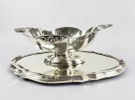 CENTRO DE MESA/FLOREIRA E PRESENTOIR COM ESPELHO CONSTRUÍDOS EM PRATA DE LEI.  MARCAS DE CONTRASTE EUROPEUS. LINDA DECORAÇÃO COM ROCAILLES, CONCHEADOS E FLORES RELEVADADAS. EUROPA, INICIO DO SEC. XX. 50 CM DE COMPRIMENTO. 2635 G  (PESO TOTAL).