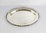 CAMUSSO  GRANDE TRAVESSA EM PRATA DE LEI. MARCAS DE CONTRASTE DE PRATA 925 E MARCAS DO REPUTADO  PRATEIRO CAMUSSO. FEITIO OVAL. BORCA COM ROCAILLES RECORTADAS. PERU, SEC. XX. 50 CM DE COMPRIMENTO. 1180 G