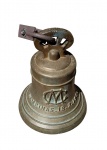 COMPANHIA MOGIANA  GRANDE SINO DE ESTAÇÃO EM BRONZE. DECORADO EM RELEVO COM MONOGRAMA CM ENTRELAÇADO DA COMPANHIA MOGIANA E AS INCRIÇÕES CAMPINAS E A DATA 18  07  1932. ESSE SINO FOI FORJADO APENAS DOIS MESES ANTES DA ESTAÇÃO FERROVIÁRIA DE CAMPINAS TER SIDO BOMBARDEADA DURANTE A REVOLUÇÃO CONSTITUCIONALISTA DE 1932. 37 X 31 CMNOTA: Assim que foi deflagrada a luta contra as forças do governo, o então prefeito de Campinas Orozimbo Maia ofereceu todo apoio para os esforços de guerra. O prefeito abriu a cidade e suas estações ferroviárias para as tropas paulistas, transformando a cidade em um quartel general do movimento. Campinas enviou cerca de 2 mil soldados para os fronts de batalha espalhados pelo Estado durante a revolução. Apenas 26 morreram em combate, além de um menino, Aldo Chioratto. Em agosto de 1932, as tropas de Getúlio já haviam tomado Itapira e Mogi Mirim, e avançavam rumo a Campinas. Era evidente que as forças paulistas na cidade não suportariam por muito tempo. Campinas foi uma das poucas cidades brasileiras bombardeadas pelos próprios brasileiros. Os bombardeios ocorreram entre os dias de 15 e 29 de setembro de 1932. Os ataques atingiram a Estação Paulista (hoje Estação Cultura); a Fábrica MacHardy, na Avenida Campos Sales com a Andrade Neves; e os fundos de uma residência na Rua Visconde do Rio Branco. Foi um desses bombardeios que atingiram o menino Aldo Chioratto. Em 18 de setembro de 1932 foram lançadas quatro bombas na cidade. Uma caiu na Estação Ferroviária, atravessou o teto de zinco, furou o telhado e explodiu uma das vigas de ferro que suportavam a cobertura, causando apenas danos materiais. A segunda, caiu em frente à Estação, entre o ponto de automóveis, o posto de telégrafo e a sessão de despacho, causando a morte de Aldo, e deixando dezenas de feridos. Outra bomba atingiu as proximidades da Companhia Mac Hardy, derrubando um pilar do edifício, e a última caiu no número 164 da rua Visconde do Rio Branco, residência de Athayde dos Santos, que foi ferido na cabeça. Depois dos bombardeios, as forças governistas fizeram novos ataques em Joaquim Egídio. Os tiros de canhão podiam ser ouvidos no Cambuí e no Taquaral, deixando a população em pânico. Os soldados revolucionários começaram a abandonar Campinas. O dia 30 de setembro marca a retirada oficial das tropas. A rendição foi assinada pelo General Klinger, em 2 de outubro de 1932, duas semanas após a morte do menino Aldo.