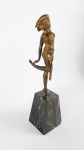 SAMUEL LYPCHYTZ (1880-1943)  DANCER  LINDA ESCULTURA EM BRONZE ORMOLU REPRESENTANDO DANÇARINA COM TRAJES ESTILO ART DECO. ASSENTE SOBRE BASE CONSTRUÍDA EM MARMORE NERO PORTORO. FRANÇA, DEC. 1930.  28 CM DE ALTURANOTA: Nasceu nas províncias polonesas da Rússia Imperial. Ele viajou para Berlim e depois para Paris para praticar sua arte. Ele morava em La Ruche, o famoso estúdio de artistas em Montparnasse, onde frequentavam todos os artistas vibrantes da época. Seu irmão Morice também se tornou um artista muito famoso e seu nome foi modificado para Lipsi. Os dois irmãos trabalharam com marfim e bronze, mas Samuel também produziu peças de mármore e madeira. Ele também era um fabricante de móveis que incrustou crustáceos de marfim em seu trabalho. Em 1943, a polícia francesa entregou-o aos nazistas, que o enviaram para Auschwitz, onde morreu.