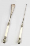 PRATA DE LEI VITORIANA E MARFIM  BELO CONJUNTO COM GRANDE  CALÇADEIRA  E ABOTOADOR EM MARFIM E PRATA DE LEI.  MARCAS DE CONTRASTE PARA CIDADE DE BIRMINGHAM E LETRA DATA PARA O ANO DE 1889. O MARFIM TEM COR E NITIDA INFLUENCIA DE TRABALHO INDIANO. A PRATA É MAGNIFICA COM TRABALHOS RELEVADOS COM FLORES E GODRONS. A CONCHA DA CALÇADEIRA E A PONTA DO ABOTOADOR SÃO EM METAL ESPESSURADO A PRATA. 43 CM DE COMPRIMENTO