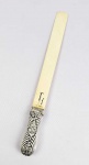 PRATA DE LEI VITORIANA -  ESPATULA DE APARATO EM PRATA DE LEI COM LAMINA EM MARFIM. MARCAS PARA CIDADE DE LONDRES E LETRA DATA PARA 1892. PEGA  EM PRATA DE LEI RELEVADA COM FLORES E RAMAGENS. INGLATERRA, SEC. XIX. 41 CM DE COMPRIMENTO.